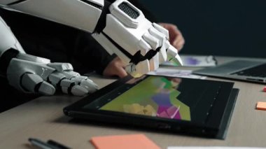 Bir yapay zeka asistanını koz olarak kullanan bir iş adamı, anahtar analitikleri belirler, pazarlama hedeflerini rafine eden ve stratejik hedefleri güçlendiren bir grup tartışmasına rehberlik eder. Noogenesis Yapay Zeka