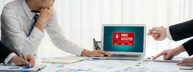 Bilgisayar ekranındaki virüs uyarısı canlı siber tehdit, hacker, bilgisayar virüsü ve kötü amaçlı yazılım tespit etti