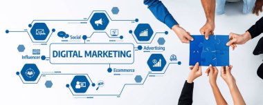 Dijital pazarlama stratejileri üzerinde işbirliği yapan, sosyal medya, daha etkili katılım ve ekommerce büyüme eğilimleri gibi anahtar kavramları gösteren ellerin dinamik görüntüsü. Dostluk