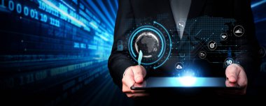 İş adamı, tahmin edilen büyük veri modellerinden gerçek zamanlı analizlere uzanan eğilimleri ve görüşleri ortaya çıkarmak için veri analizlerini derinlemesine inceleyerek, veri güdümlü kararların analitik endüstrileri nasıl ileri götürdüğünü öğrenir Faas