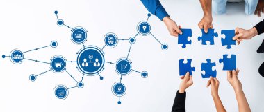 Takım çalışmasının görsel temsili, bulmaca parçaları ve bağlantıyı ve modern işyeri çözümlerini sembolize eden simgelerle iş dünyasındaki işbirliğinin özünü keşfedin. Dostluk