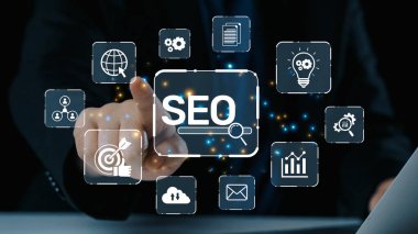 SEO görünürlüğünü geliştirmek için SEO konsepti, SEO ile ilgili dijital araçlar ve SEO performans simgeleri stratejik pazarlama için odaklanmış bir planda gösteriliyor. Elide