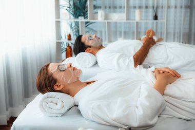 Kaplıca salonunun sakin atmosferi, birkaç müşteri lüks salatalık yüz maskesi takarak kendini yenilemeye çalışıyor. Yüz bakımı tedavisi ve güzellik konsepti. Sessiz.