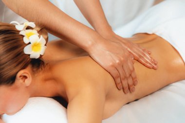 Kafkasyalı kadın müşteri stres önleyici spa masajının keyfini çıkarıyor ve lüks otel ya da oteldeki gündüz açık ortam güzellik salonunda güzellik teniyle eğleniyor. Sessiz.