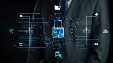 İş kıyafeti giymiş bir profesyonel, siber güvenlik, veri koruması ve modern teknolojiyi sembolize eden kilitli bir asma kilidin yer aldığı dijital bir arkaplan karşısında duruyor. Dörtgen