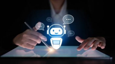 Yapay zeka sanal asistanı kullanıcılarla yapay zeka konuşma baloncukları aracılığıyla iletişim kuruyor, yapay zeka otomasyonunu, akıllı iletişimi ve yapay zeka desteğini simgeliyor.