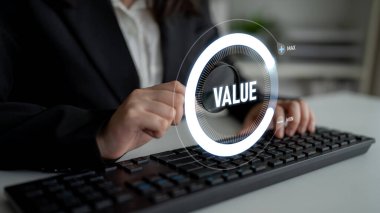 ERP platformları iş süreçlerini optimize eder, verimliliği artırır ve işletmeleri kurumsal kaynak planlaması ve dijital ERP sistem uygulaması yoluyla yürütür. Latch