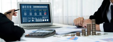 Pazarlama stratejisi planlaması için canlı yazılım bilgisayarında müşteri memnuniyeti ve değerlendirme analizi