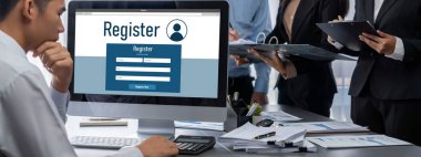 İş zekası ve veri analizi kavramı. Analizci ekibi laptop ekranında finansal veri analizi üzerinde çalışıyor. Etkili iş stratejik planlama için pazarlama göstergesi olarak. İçgörü