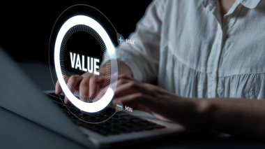 ERP platformları iş süreçlerini optimize eder, verimliliği artırır ve işletmeleri kurumsal kaynak planlaması ve dijital ERP sistem uygulaması yoluyla yürütür. Latch