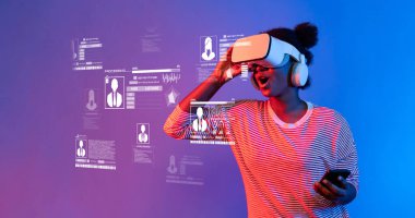 Bir kullanıcı dijital veri ve kimlik temalarını incelerken heyecan verici bir şekilde sanal gerçeklik kulaklığı takar, modern teknoloji ve siber güvenlik farkındalığını örnek verir. XDMCP