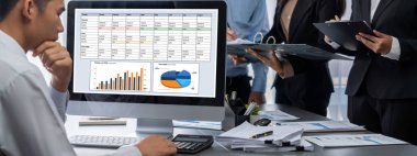 İş zekası ve veri analizi kavramı. Analizci ekibi laptop ekranında finansal veri analizi üzerinde çalışıyor. Etkili iş stratejik planlama için pazarlama göstergesi olarak. İçgörü