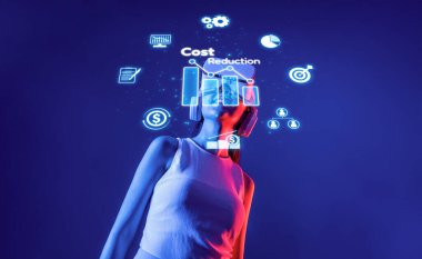 Bir kadın, maliyet düşüşü ve mali yönetimle ilgili simgelerin yer aldığı yüksek teknolojili bir ekran ile etkileşime girer. Bu resim modern bütçe planlama ve optimizasyon stratejilerini temsil etmektedir. XDMCP