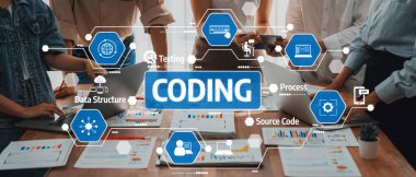 Analist ekibi, FBI Fintech 'i kullanarak mali konsolu inceliyor ve işaret ediyor. İş adamları iş görüşü için raporları inceliyor. Panorama çekimi. Dostluğu İncele