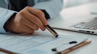 Hastanedeki doktor masasında oturup hasta test sonuçlarını teşhis eden, hastalıklar ve hastalıklar için tedavi planı geliştiren evrak işleriyle uğraşıyor. Sağlık personeli ve sağlık hizmetleri. Ağır çekim. Katı.