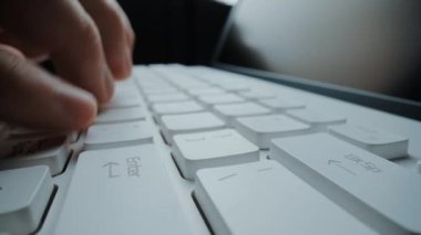 Bilgisayar klavyesinde elleri ve parmaklarıyla yazı yazan yakın plan bir adam. Makro yumuşak odaklı bebek çekimi. Bilgisayar programlama, mesajlaşma çevrimiçi mesajlaşma ve çevrimiçi pazarlama işi konsepti. Topla