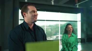 Profesyonel iş adamları yaratıcı pazarlama fikrini modern ofiste tartışırlar. İş adamları cam tahtada yapışkan notlar kullanarak finansal plan üzerinde çalışıyor. Yönlendirici.