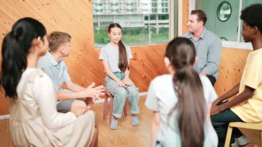 Daire çizerken genç ve zeki bir kız problem hakkında konuşuyor. Çeşitli çocuklar dinleyip yorum yaparken yetenekli mutlu lise öğrencileri konuşuyor, beyin fırtınası yapıyor, fikir paylaşıyor. Öğretim