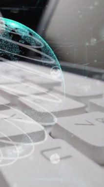 İşletme veri analizinin grafiğiyle çalışan adam, istatistiksel yatırım karar verme metodolojisi, finans ve finans mühendisliği kavramını gösteren analitik modernizasyon grafiği üzerinde çalışıyor. .