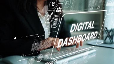 Modern bir klavyede teknolojik grafikler ve karmaşık veri analizi olan dijital bir gösterge tablosu üzerinde çalışan bir profesyonel. Asemptotik akıllı veri analitiği.