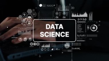 Eller Laptop 'ta, Teknoloji ve Analitik Temalar İçin Veri Bilimi Grafikleri ve Ölçümleri Üzerine Yazıyor. Asemptotik akıllı veri analitiği.