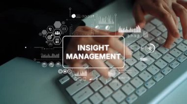 Modern Ofis Ortamı 'nda Dijital Grafik Temsil Yönetimi ile çevrili Laptop Klavyesinde Eller Daktilo. Asemptotik akıllı veri analitiği.