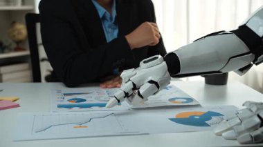 AI destekli iş istihbaratı danışmanları güçlendirir, işbirlikçi takım çalışmalarını teşvik eder ve araştırma güdümlü pazarlama stratejilerini rafine eder. Noogenesis Yapay Zeka