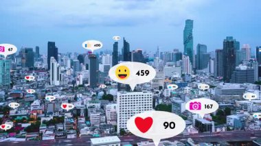 Sosyal medya simgeleri, sosyal ağ uygulama platformu üzerinden insanların karşılıklı bağlantılarını gösteriyor. Çevrimiçi toplum ve sosyal medya pazarlama stratejisi kavramı .