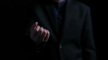 Bu resim, beş parlayan yıldız ve dijital sohbet baloncukları aracılığıyla gösterilen müşteri geribildirim kavramını tasvir ederek, iş başarısının şekillendirilmesinde eleştirilerin önemini vurguluyor. Dörtgen