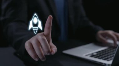 Bu resimde yenilik ve iş büyümesini temsil eden sembolik bir roket ikonu yer almaktadır. Raporda, modern bir çalışma alanında ilerleme ve stratejiyi vurgulayan dijital unsurlar yer alıyor. Dörtgen