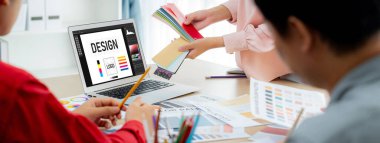 Web sayfasının modern tasarımı ve bilgisayar ekranında gösterilen ticari canlı reklamlar için grafiksel tasarımcı yazılımı