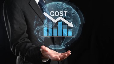 Bu görüntü, mali büyüme ve tasarrufları belirten bir grafik ve küresel unsurlarla vurgulanmış bir maliyet azaltma stratejisi sunan bir iş adamı yakalıyor. XDMCP