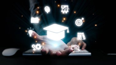 Teknoloji odaklı bir dünyada bilgi, öğrenme ve profesyonel gelişimi simgeleyen ikonlarla dolu bir mezuniyet şapkası içeren dijital eğitimin yaratıcı bir temsili. Dörtgen