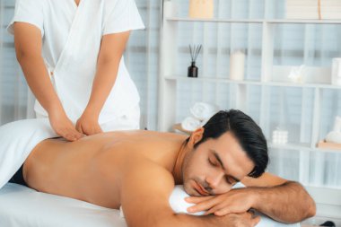 Kafkas erkek müşteri stres önleyici spa masajının keyfini çıkarıyor ve lüks otel veya oteldeki gündüz açık hava ortamında güzellik derisi eğlencesi ile şımartıyor. Sessiz.