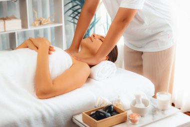 Kafkasyalı kadın müşteri stres önleyici spa masajının keyfini çıkarıyor ve lüks otel ya da oteldeki gündüz açık ortam güzellik salonunda güzellik teniyle eğleniyor. Sessiz.