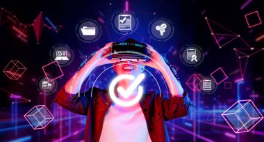 Yenilikçi teknolojinin hizmet standartlarını ve çeşitli endüstrilerde kullanıcı katılımını artırdığı sanal gerçekliğin ve kalite güvencesi yönetiminin kesişimini araştırın. XDMCP