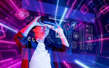 Neşeli bir birey sanal gerçeklik teknolojisiyle coşkuyla etkileşime girerken, canlı dijital elementlerle çevrili, yapay zekada gelişmeler sergiliyor. XDMCP