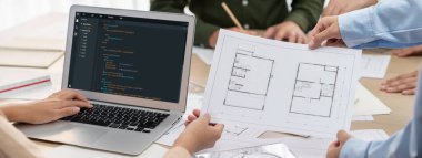 Uygulama ve program kodlaması için bilgisayar ekranında yazılım geliştirme programlama