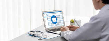 Bilgisayar ekranında canlı gösteren e-posta bildirim iletisi. Dijital pazarlama iletisi bilgi metni iş dünyasından müşteriye