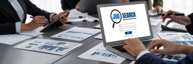 Çalışanların işe alım İnternet ağındaki iş fırsatlarını arayabilmeleri için internet sitesinde arama çalışmaları