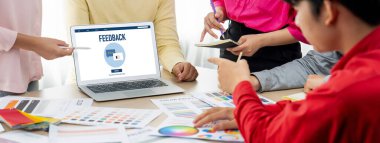 Müşteri geribildirim ve şirket işleri için canlı bilgisayar yazılımı analizi