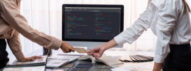 Masadaki bir grup iç mimar takımı dizüstü bilgisayarında mimari yazılım bulunan çeşitli ruh hali tahtası örneklerini seçiyor. Modern yenileme ve iç malzeme seçimi konsepti. İçgörü