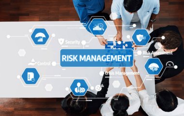 Çeşitli profesyonellerden oluşan bir grup, verileri analiz etmek ve karar verme süreçlerini geliştirmek için teknoloji ve işbirlikçi araçlar kullanan bir risk yönetimi stratejisi oturumunda yer alıyor. Dostluk