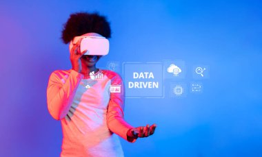 VR kulaklık kullanan genç bir kadının canlı tasviri, veriye dayalı analitik ve teknolojideki görselleştirme kavramlarını örneklendiriyor. Dijital yenilik temaları için ideal. XDMCP