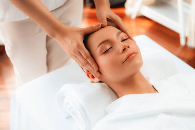 Kafkasyalı kadın stres önleyici kafa masajından ve lüks tatil beldesi ya da otel spa salonundaki modern ışık ortamında yüz güzelliği eğlencelerini şımartmaktan hoşlanıyor. Sessiz.