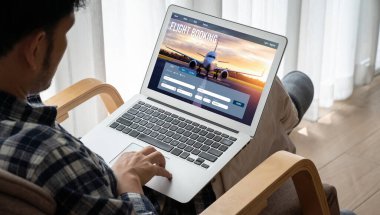 Online uçuş rezervasyon sitesi mod rezervasyon sistemi sağlar. Seyahat teknolojisi kavramı .