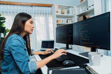 İnternet sitesi uygulamasının kodlama verileriyle birlikte online bilgi yazarak kot gömlek giyen genç Asyalı geliştirici. Güvenlik analizi ile çevrili iki ekran. Taktik.