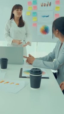 İş kadını, iş projesinde ustalıkla sunulduğu için takımdan kutlamalar alıyor. Şirket iş birliği konsepti .