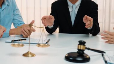 Avukat, hukuk bürosunda pazarlık yoluyla iş anlaşmazlığını çözmek için iki taraf arasında uzlaşma teklif ediyor. Yasal arabuluculuk ve çatışma çözme servisi. Ağır çekim. Katı.