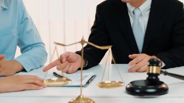 Avukat, hukuk bürosunda pazarlık yoluyla iş anlaşmazlığını çözmek için iki taraf arasında uzlaşma teklif ediyor. Yasal arabuluculuk ve çatışma çözme servisi. Ağır çekim. Katı.